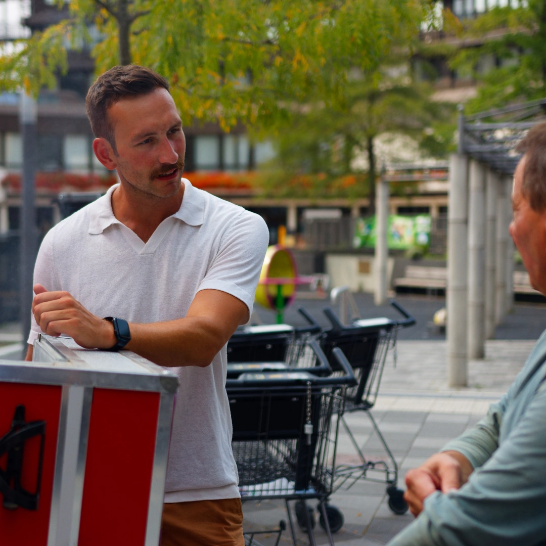 Simon unterhält sich mit einer anderen Person