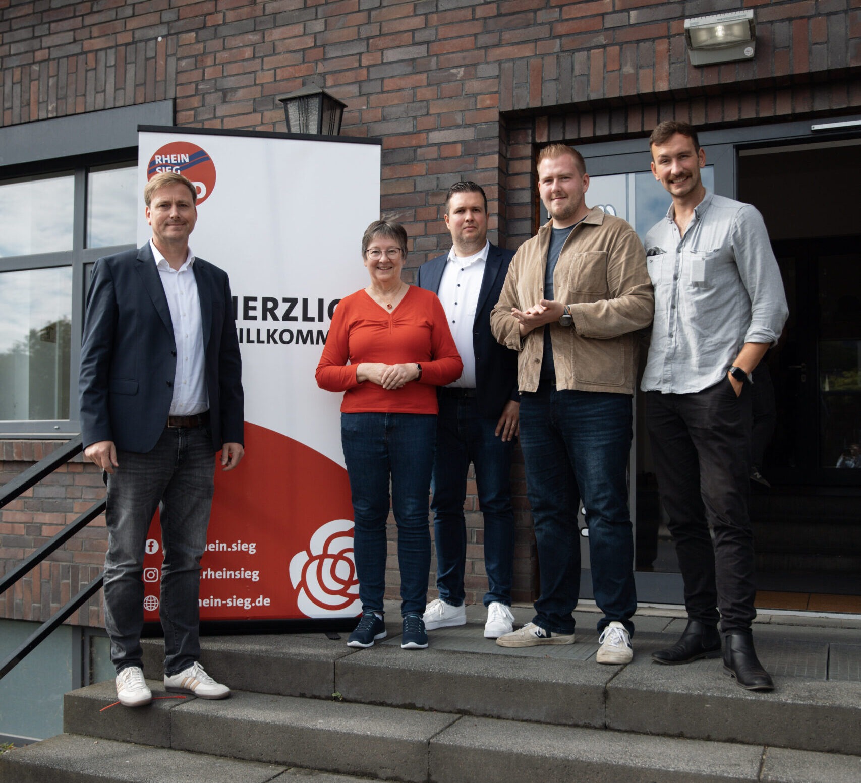 Die Kandidaten der SPD Rhein-Sieg für die kommende Landtagswahl 2027 stehen vor dem Eingang zum Kreisparteitag